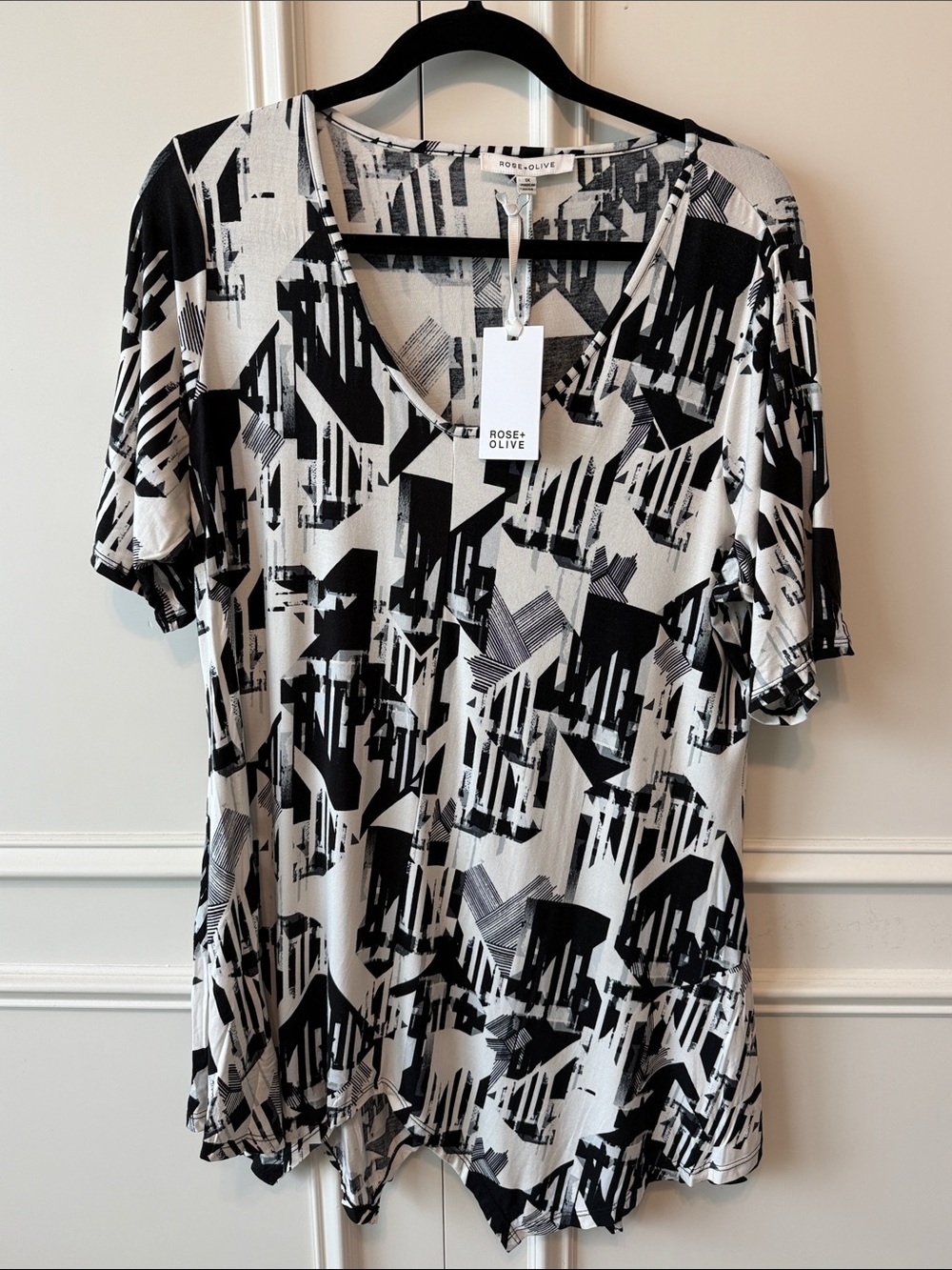Rose & Olive Black and White Abstract V-Neck Short Sleeve Top